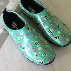 Western Chief Bees garden clogs.  NEW